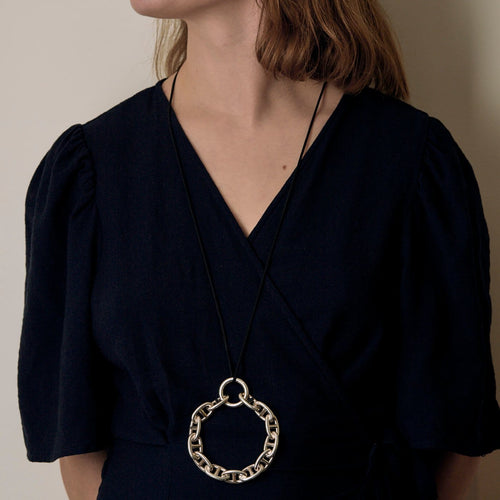 Pendentif Hermès Chaîne d'Ancre - Pendentif rond en argent et cordelière en coton noir 58 Facettes 58FC38