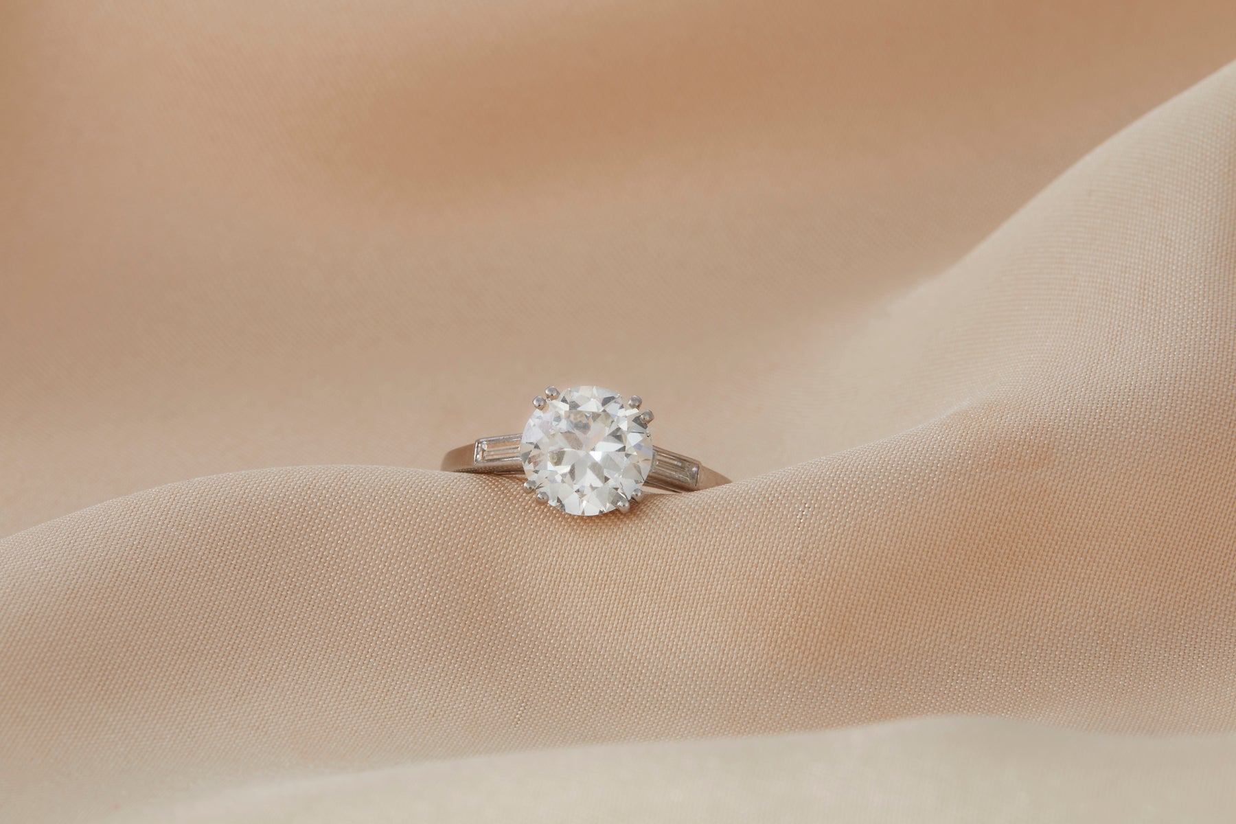 Bagues de fiançailles : pourquoi choisir un diamant ancien