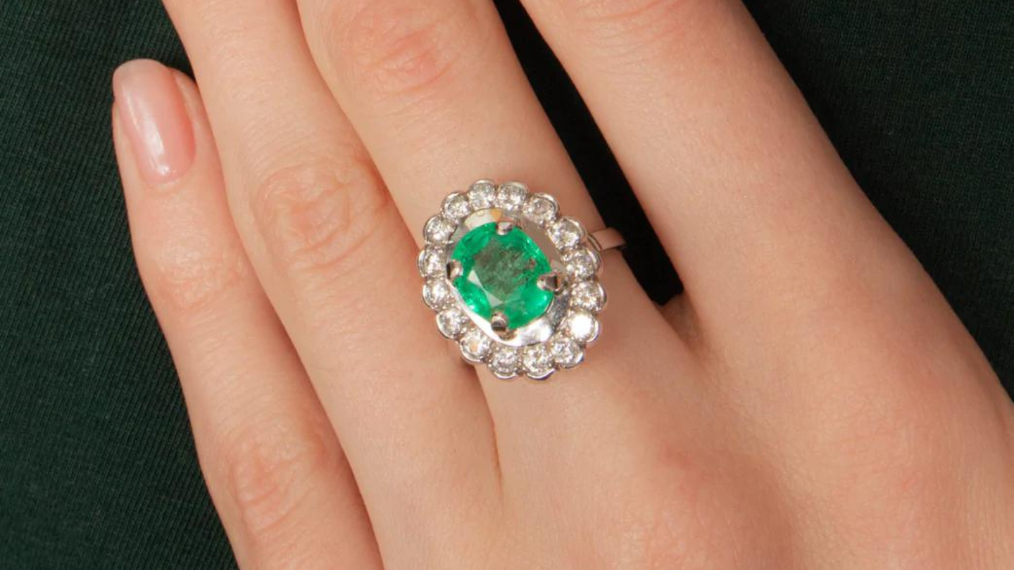 Prendre soin d'une émeraude sur un bijou vintage