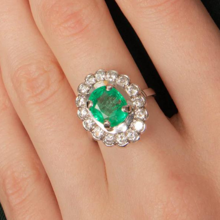 Prendre soin d'une émeraude sur un bijou vintage