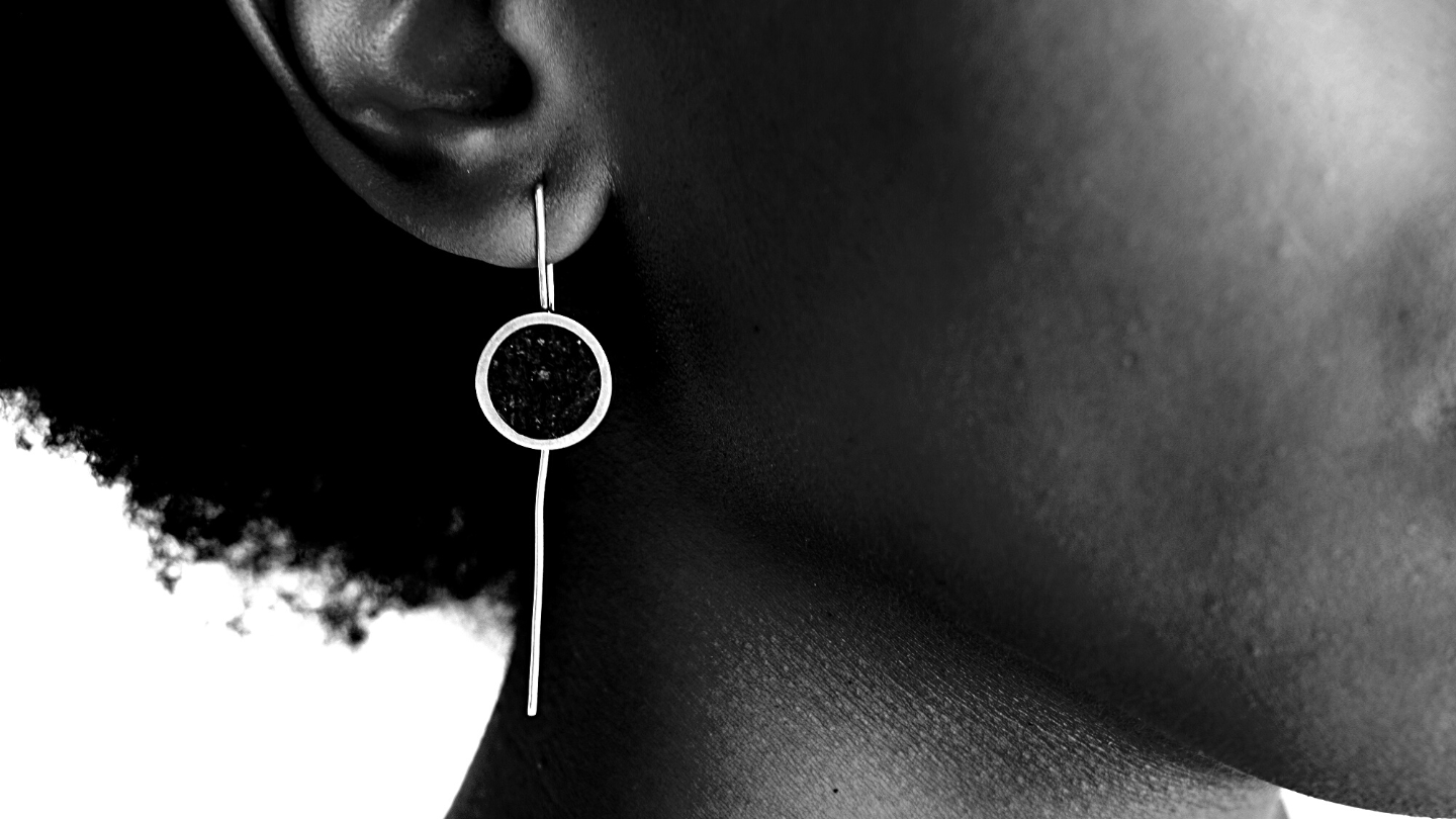 Tendances : les boucles d'oreilles pendantes