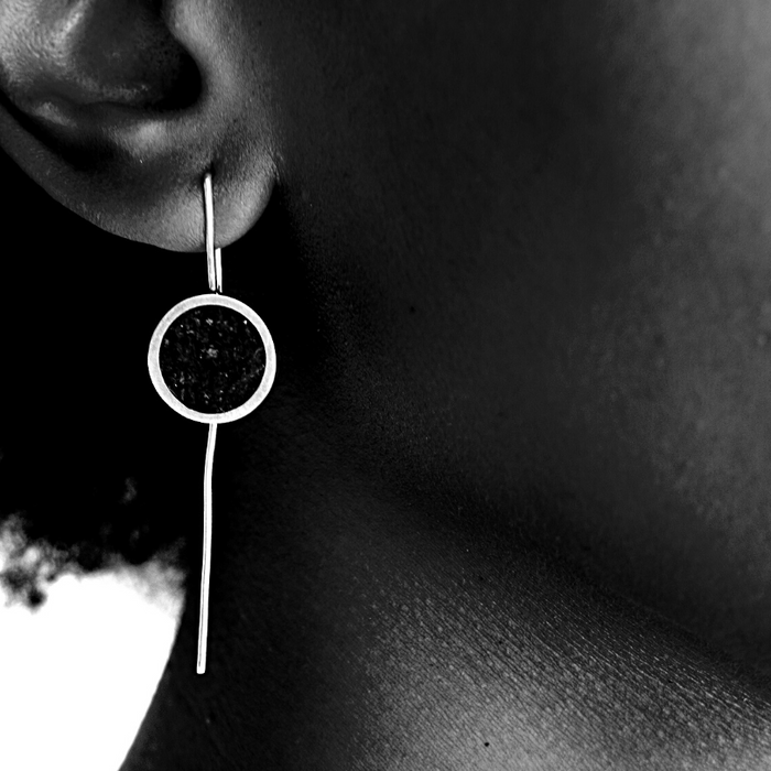 Tendances : les boucles d'oreilles pendantes