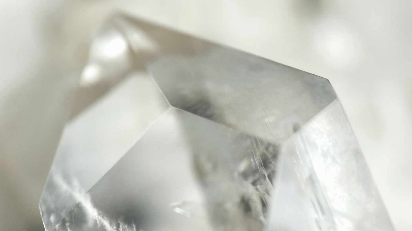 Un bijou d'occasion en cristal... de roche ou verre de cristal ?