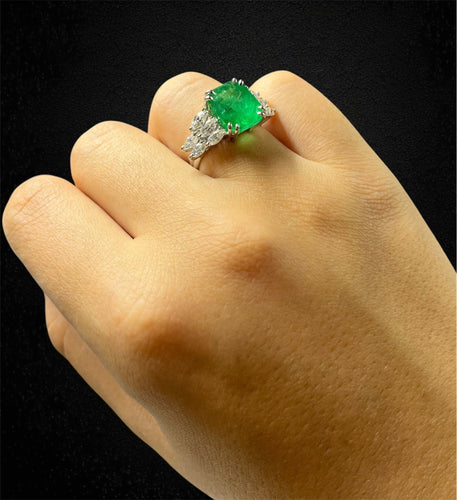 Bague 56 Bague - Émeraude naturelle 6,87 ct et diamants en or blanc 18K 58 Facettes