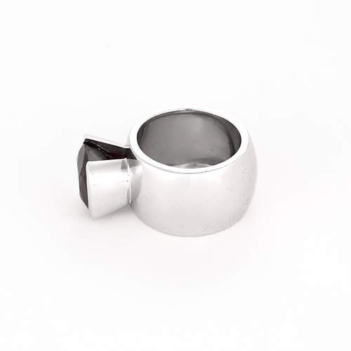 Bague 45.5 Importante bague en or blanc et Grenat Pyrope 58 Facettes DV15938-11-455-2