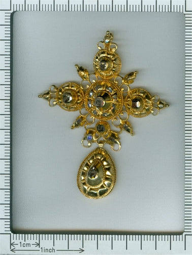 Pendentif Croix baroque - Pendentif en or jaune 18K et 23 diamants 58 Facettes 07162-0181
