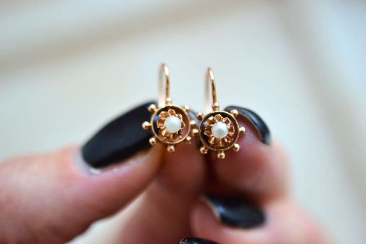 Boucles d'oreilles Collection Crush - Dormeuses décor gouvernail en or jaune 14 carats et perles 58 Facettes 3106