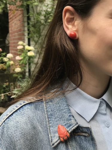 Broche Broche Art déco belge en or jaune 18 ct, corail et onyx 58 Facettes 10015-4334