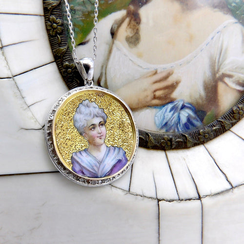 Pendentif Médaillon portrait miniature victorien en or 14K, émail et diamants 58 Facettes