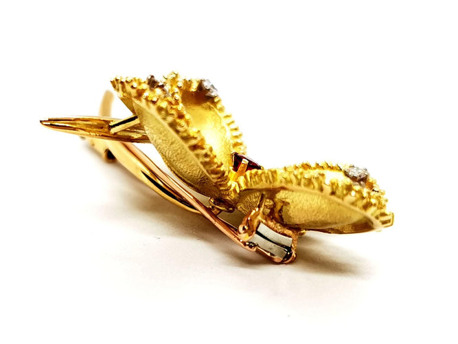 Broche Broche fleur vintage en or jaune 18 carats rubis et diamants 58 Facettes 1089906CD