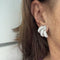 Boucles d'oreilles Boucles d’oreilles à lobe 3 pétales en or blanc et diamants 58 Facettes 12950