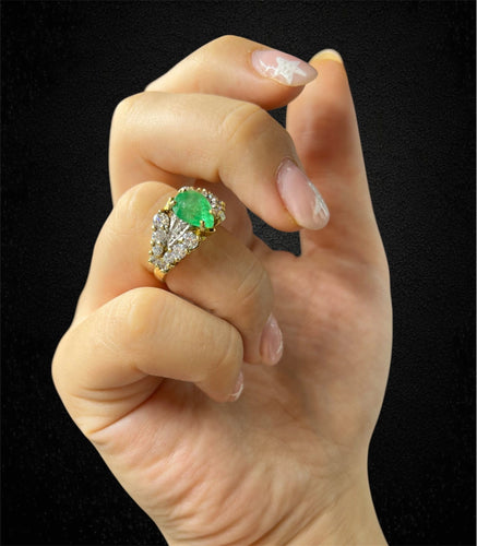 Bague Bague en or jaune 18 carats avec émeraude poire et diamants 58 Facettes