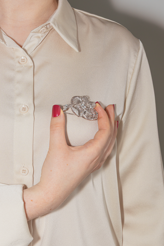 Broche Broche fleur en or blanc 18 carats et diamants 58 Facettes 1480252CN