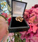 Broche Broche nœud en or 14 carats et grenat 58 Facettes CB0CB36068F243BE8E0A9551AFFAC733