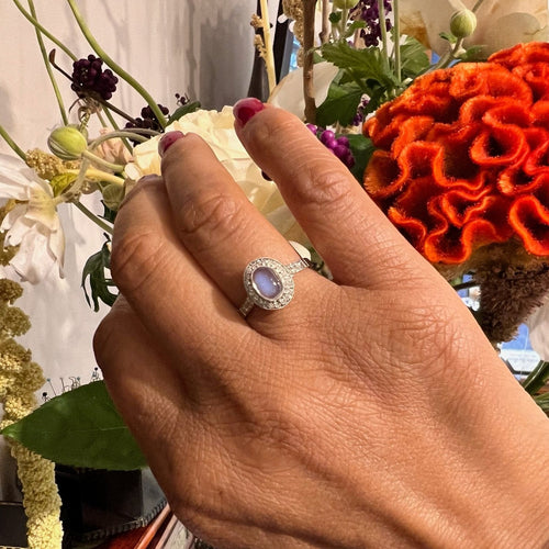 Bague 55.5 Bague entourage en platine avec pierre de lune et diamants 58 Facettes F34CC5ECF12042E8A56E179EA430E6B2