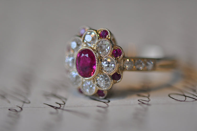 Bague 54 Bague en or jaune avec rubis et diamants 58 Facettes