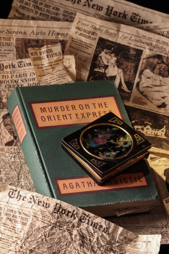 Montre Drame déco : l'étui à cigarettes de 1928 qui murmure les secrets de MacArthur 58 Facettes 19336-0154