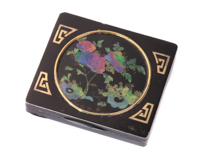 Montre Drame déco : l'étui à cigarettes de 1928 qui murmure les secrets de MacArthur 58 Facettes 19336-0154