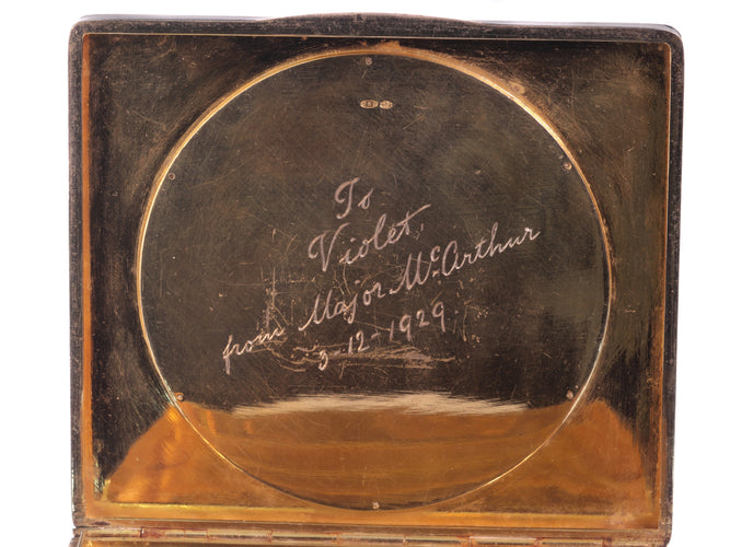 Montre Drame déco : l'étui à cigarettes de 1928 qui murmure les secrets de MacArthur 58 Facettes 19336-0154