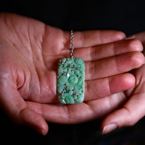 Pendentif Pendentif Art Déco en or blanc et jade sculpté, diamants 58 Facettes