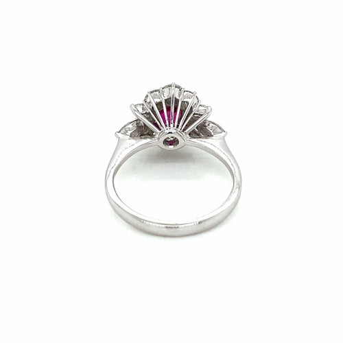 Bague 52 Bague entourage en or blanc 18k avec rubis birman et diamants 58 Facettes