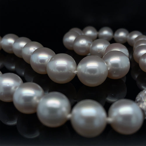 Collier Collier en perles blanches d’Australie et diamants 58 Facettes