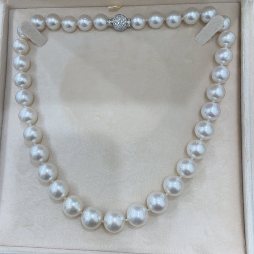 Collier Collier en perles blanches d’Australie et diamants 58 Facettes