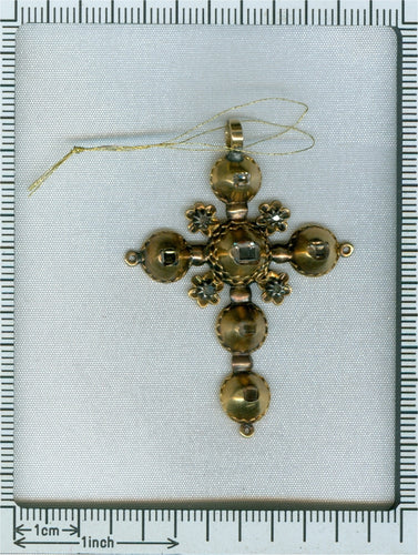 Pendentif Pendentif croix géorgien en or jaune 18K et diamants, vers 1720 58 Facettes 20237-0121