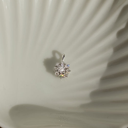 Pendentif Pendentif en or blanc avec 9 diamants taille brillant 58 Facettes 2480