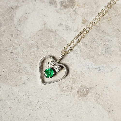 Collier Collier avec pendentif cœur en or blanc 14 carats, diamants et émeraude 58 Facettes 2743