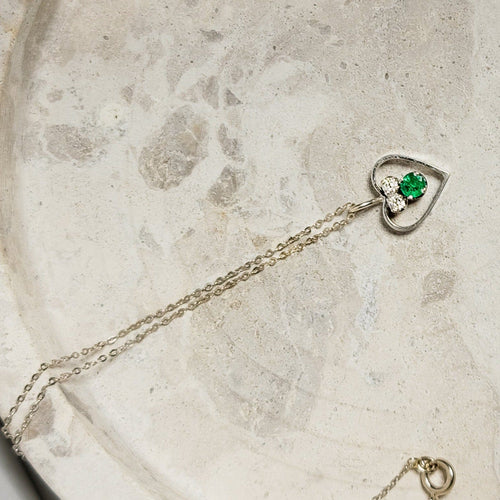 Collier Collier avec pendentif cœur en or blanc 14 carats, diamants et émeraude 58 Facettes 2743