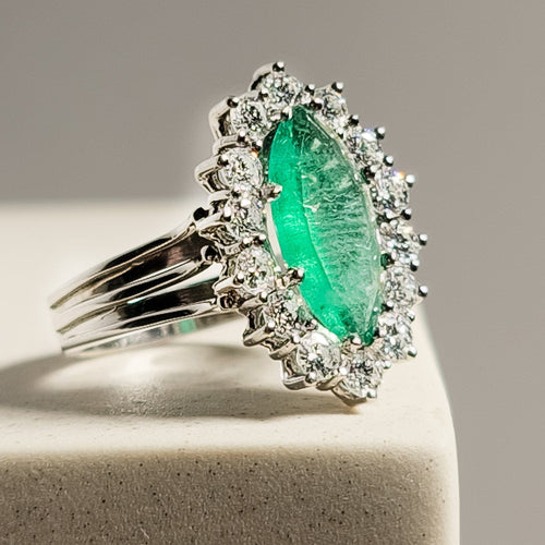 Bague 52.5 Bague en or blanc 14 carats avec émeraude et diamants 58 Facettes 2977