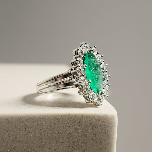Bague 52.5 Bague en or blanc 14 carats avec émeraude et diamants 58 Facettes 2977