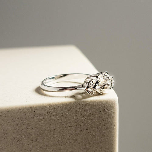 Bague 55 Bague vintage en or blanc 18 carats avec 9 diamants 58 Facettes 2680