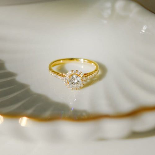 Bague 52.5 Bague halo en or jaune 18 carats avec diamants brillants 58 Facettes 2952