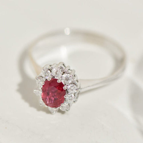 Bague 59 Bague entourage en or blanc 14 carats avec rubis et diamants 58 Facettes