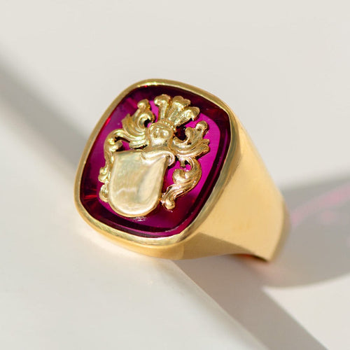 Bague 55.5 Bague chevalière vintage à blason en or jaune 18 carats et rubis synthétique 58 Facettes