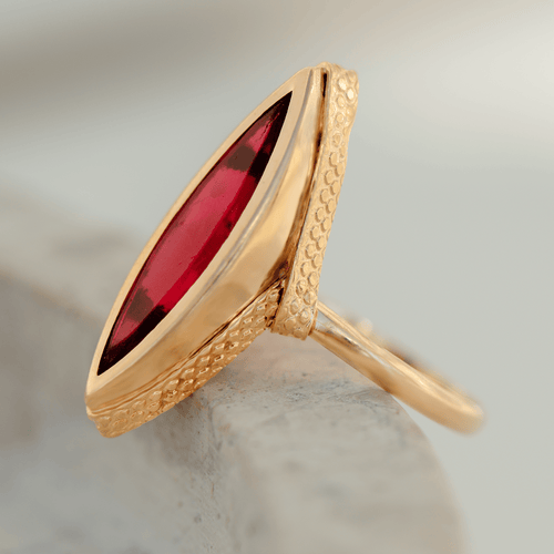 Bague 52 Bague navette vintage en or jaune 18 carats avec rubis synthétique 58 Facettes
