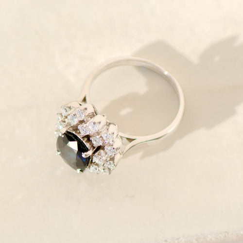 Bague 53 Bague vintage - Saphir bleu ovale et diamants en or blanc 14K 58 Facettes