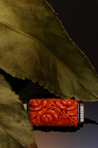 Broche Broche Art déco japonisme en or blanc 14K, platine, diamants, onyx et corail 58 Facettes 23277-0093