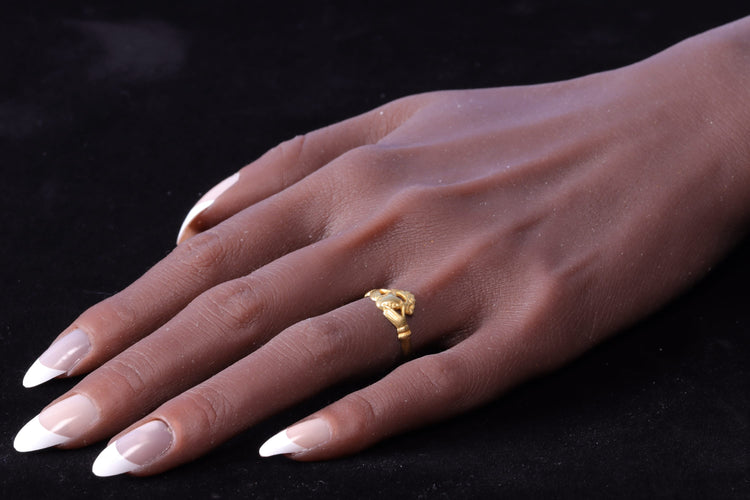 Bague 53 Bague Claddagh baroque vers 1670 en or jaune 58 Facettes 23304-0151