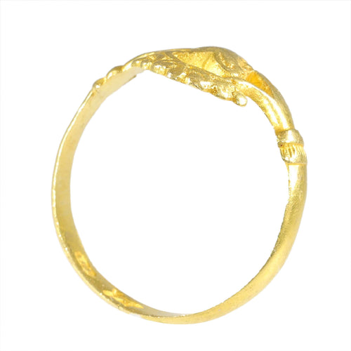 Bague 53 Bague Claddagh baroque vers 1670 en or jaune 58 Facettes 23304-0151
