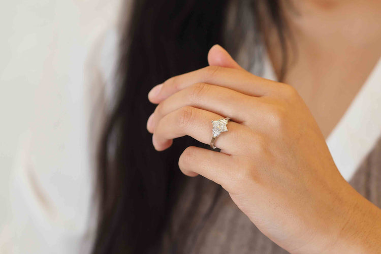 Bague 53 Bague en platine avec diamant navette et diamants baguette 58 Facettes 24035 / 24036