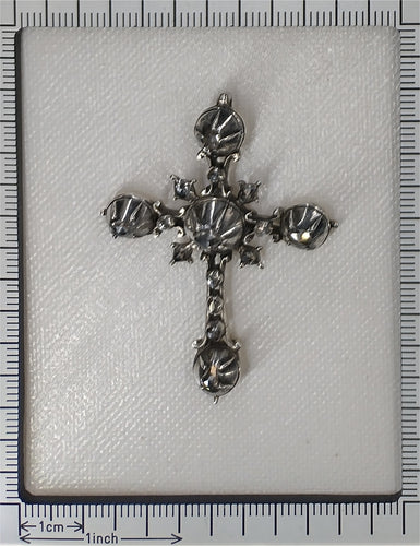 Pendentif Croix en argent rococo des années 1750 : l'art de la joaillerie 58 Facettes 24121-0345