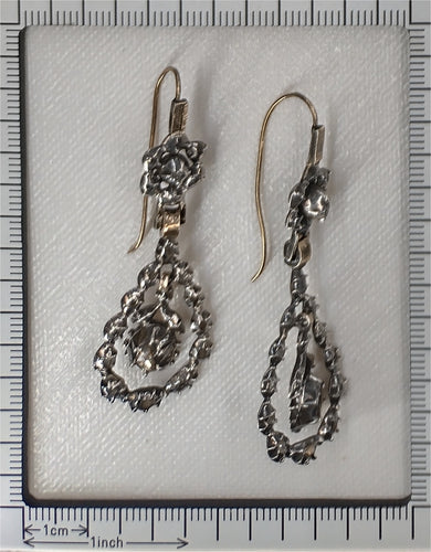 Boucles d'oreilles Boucles d'oreilles pendantes victoriennes en or jaune 18K et diamants 58 Facettes 24240-0376