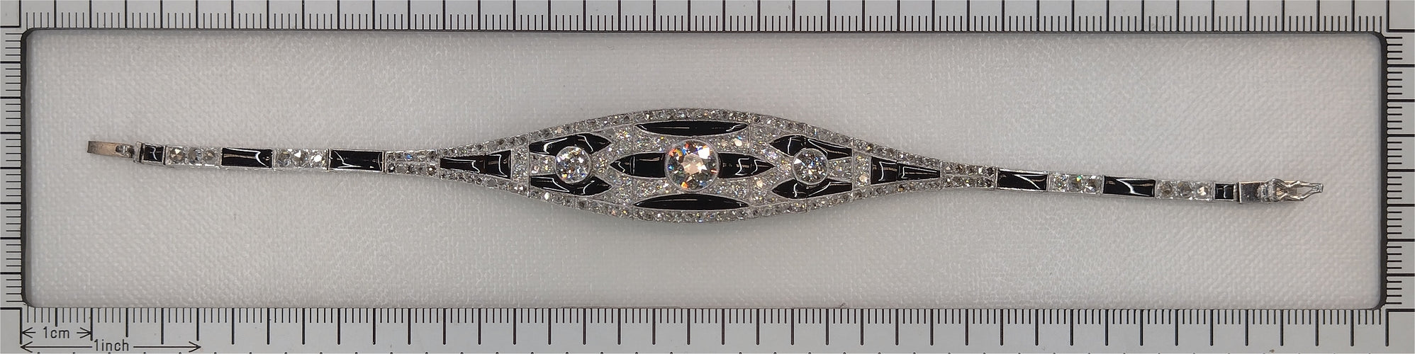 Bracelet Graphic Grace – Bracelet Art déco vintage en platine, diamants et onyx 58 Facettes 24323-0290