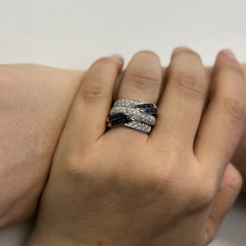 Bague 57 Bague bande croisée en or blanc 18 ct avec diamants et saphirs 58 Facettes 24509