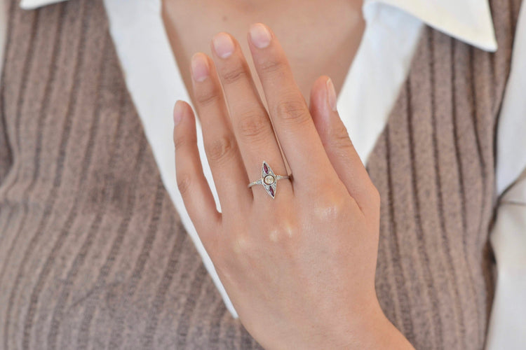 Bague 55.5 Bague marquise en or blanc avec diamants et rubis 58 Facettes 24974
