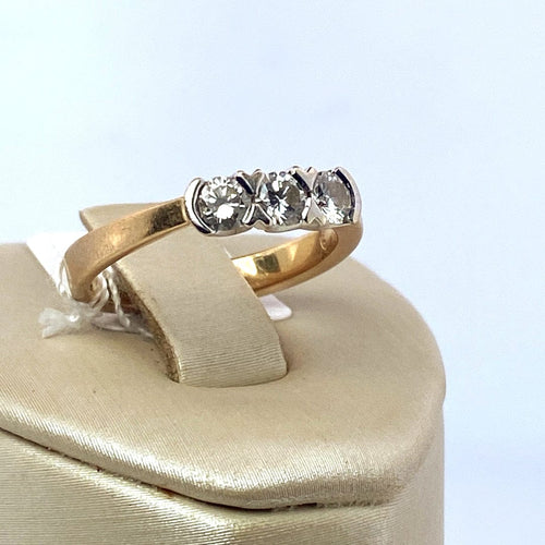 Bague 53.5 Bague 3 pierres en or jaune 18 carats 7,76 g 58 Facettes 250105