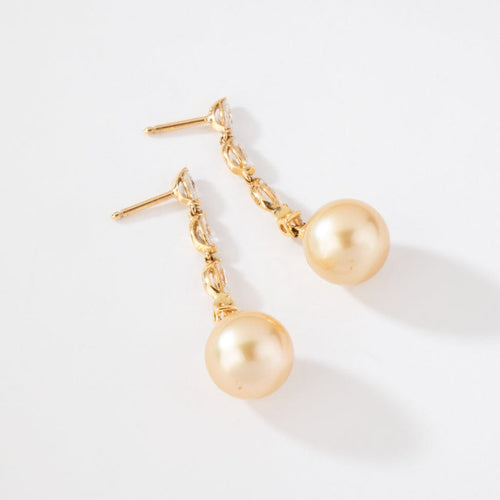 Boucles d'oreilles Boucles d'oreilles pendantes en or jaune, diamants et perle des mers du Sud 58 Facettes 1